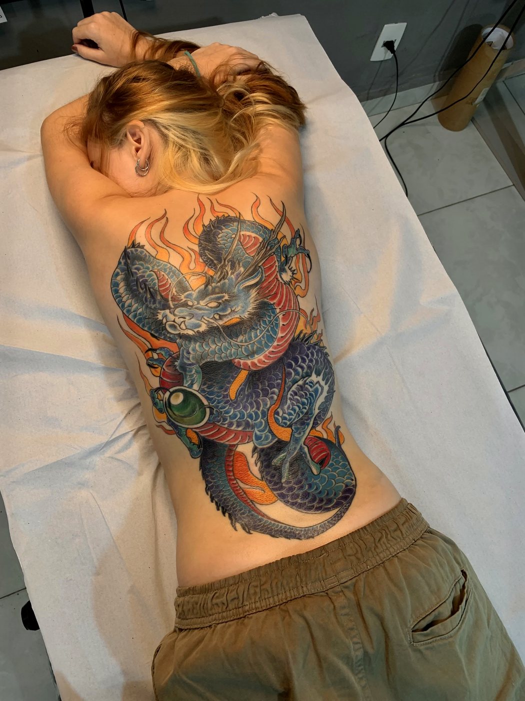 Oriental colorido — dragão azul nas costas